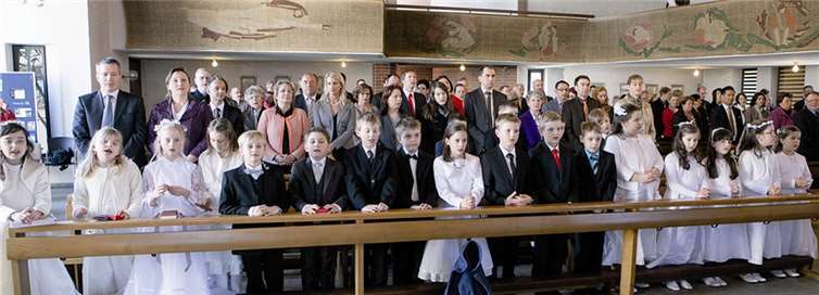 In der Pfarrkirche Sankt Maria Rosenkranz Königin zu Berkum trafen sich die Kommunion-Kinder aus Oberbachem, Adendorf, Fritzdorf und Berkum zusammen mit ihren Familien zur Dankandacht.VJ