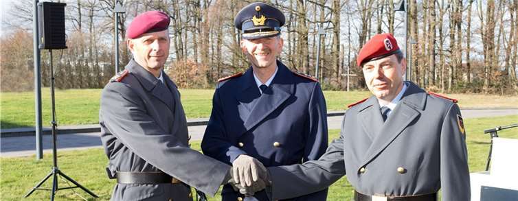 In der Philipp-Freiherr-von-Boeselager-Kaserne in Grafschaft die feierliche Kommandoübergabe des Kommandos Strategische Aufklärung statt. Hierbei wurde das Kommando im Anwesenheit zahlreicher Gäste durch den Inspekteur der Streitkräftebasis, Generalleutnant Martin Schelleis (Mitte) , von Generalmajor Jürgen Setzer (l.) an Brigadegeneral Axel Binder (r.)übergeben.KSA