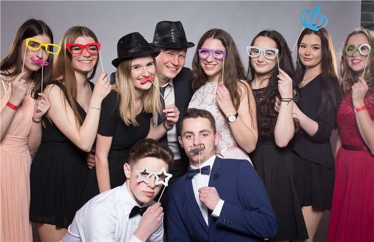 In der Photobooth-Ecke entstanden kreative Fotos mit bunten Accessoires. privat