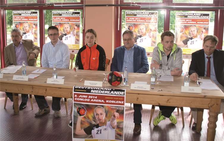 In der Pressekonferenz zum Frauen-Handball-Länderspiel Deutschland - Niederlande machte sich Optimismus auf einen Sieg und Freude auf das Event breit. Rüdiger Sonntag (Sportamt Koblenz), Tim Oliver Kalle (Deutscher Handballbund), Lotte Prak (Vulkan-Ladies), Peter Josef Schmitz (Präsident HVR), Heine Jensen (DHB-Bundestrainer Frauen) und Volker Herb (Conlog Arena) (v.l.). 