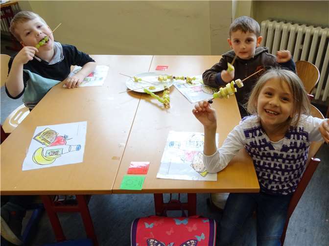 In der Projektwoche wurden auch Obstspieße hergestellt und gemeinsam gegessen. privat