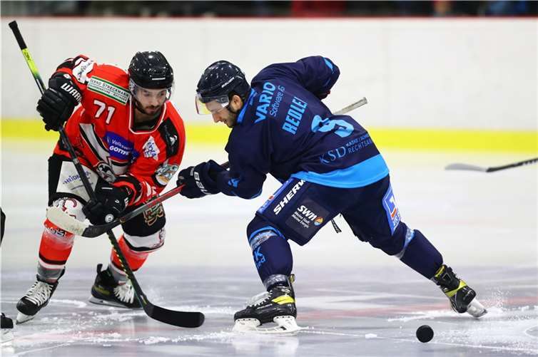In der Qualifikation gewannen die Bären ihr Heimspiel gegen Ratingen. Am Sonntag geht’s für Nolan Redler (rechts) und Co. gegen die Ice Aliens erneut im Icehouse um die ersten Punkte in der Hauptrunde.Foto: EHC