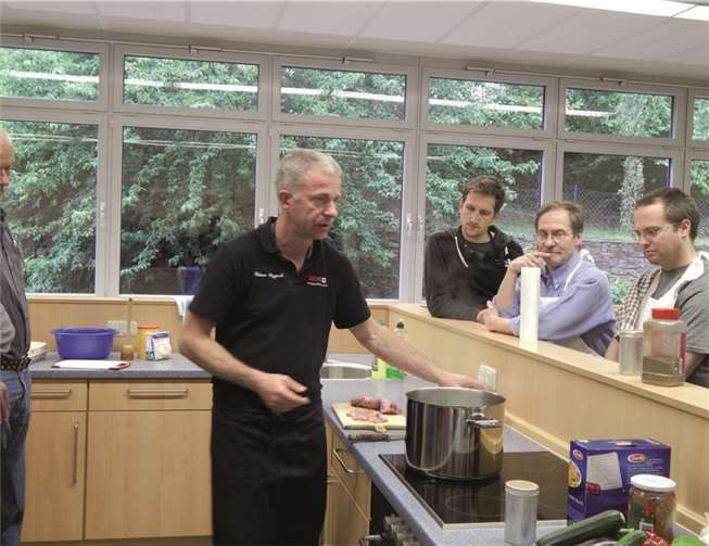 In der Realschule plus in Kobern-Gondorf leitete Rainer Pappert einen Kochkurs nur für Männer.privat