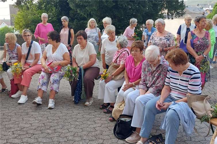 In der Regel werden sieben verschiedene Kräuter zu einem Strauß zusammengebunden. Foto: privat