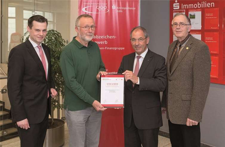 In der Regional-Filiale Rheinbach der Kreissparkasse Köln (v.li.): Stephan Moos, Regionaldirektor der Kreissparkasse Köln, Karl-Heinz Carle, Sportabzeichen-Beauftragter des SSV Rheinbach, Ludwig Radermacher, Direktor der Kreissparkasse Köln, und Jens Jensen, Vorsitzender des SSV Rheinbach. privat