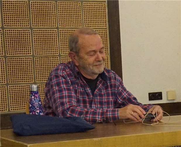 In der Reihe der Swisttaler Lesetage trug Karl Heinz Elsner im Straßfelder Dorfhaus aus seinem Buch „Meine Frau, die Demenz und ich“ vor.