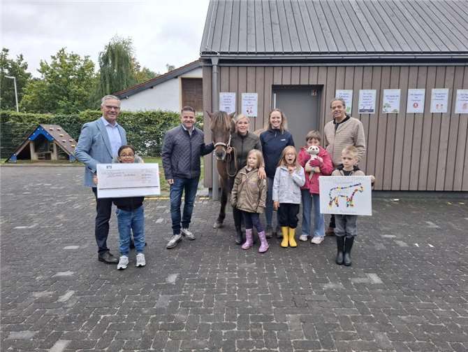 In der „Reitschule mit Herz“ in Lüftelberg fand die offizielle Scheckübergabe durch die Bürgerstiftung Meckenheim statt. Vorstandsvorsitzender Holger Jung überreichte dabei einen Förderscheck in Höhe von 1.000 Euro an die Waldschule. Foto: privat
