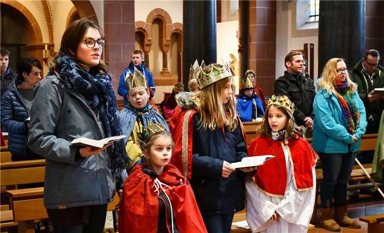 In der Remagener Pfarrkirche St. Peter und Paul fand der Aussendungsgottesdienst für die Sternsinger aus der Kernstadt und den Ortsteilen statt. RASCH