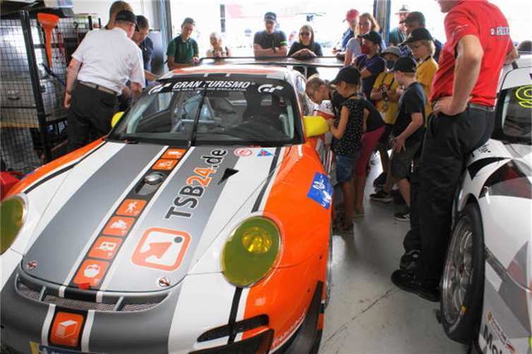 In der Rennbox war für die Herzkinder sogar Probesitzen möglich.  Foto: privat