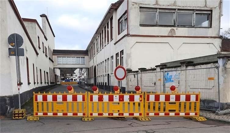 In der Rheinbrohler Hilgersstraße weicht das große Verwaltungsgebäude nun dem Neubau der Förder- und Wohnstätten gGmbH Kettig.  Foto: Ortsgemeinde Rheinbrohl