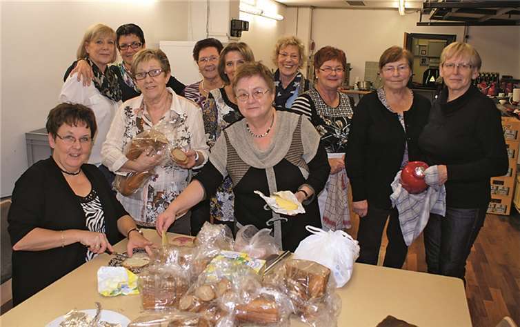 In der Rheinlandhalle kümmerten sich viele ehrenamtliche Helferinnen um die Bewirtung der Seniorinnen und Senioren. HOHN