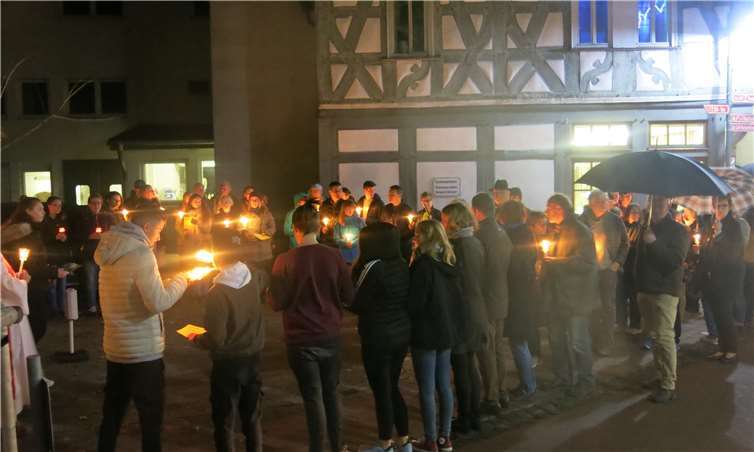 Gedenken an den Tag der Schande: Die Synagoge sollte 1938 abbrennen In der Rheinstrasse 27 lebten die Brüder Arthur und Sigfried Michel, die in Mink ermordert wurden. Ihrer und aller anderer verfolgter und ermordeter Juden gedachten die Bürger in Selters. WR