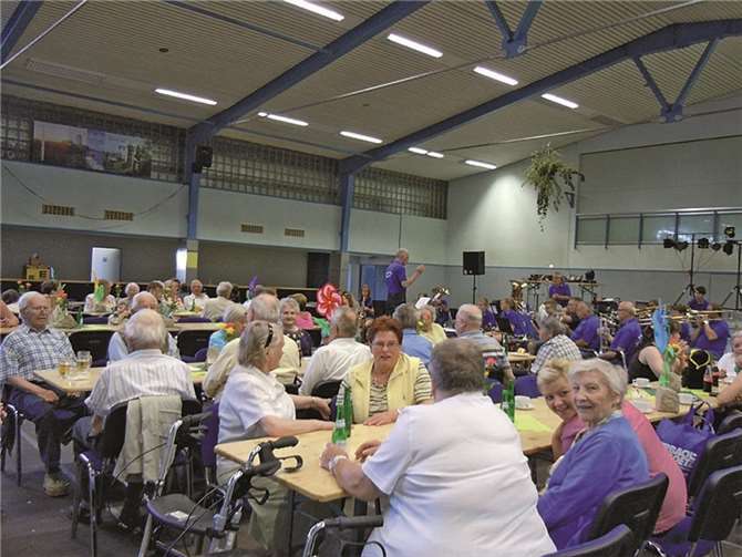 In der Robert-Wolff-Halle spielte zur Freude der Senioren aus dem Elisabeth Haus die örtliche Blaskapelle auf. privat
