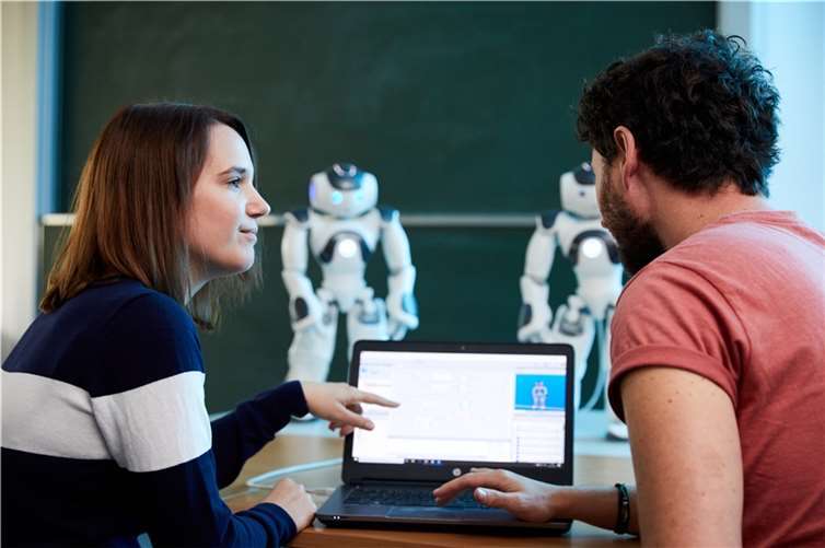 In der „RoboAcademy“ erfahren die Teilnehmenden, wie Roboter sich bewegen und wie man sie programmiert.  Foto: Hochschule Koblenz/Gloger