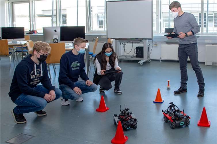 In der RoboAcademy werden Roboterfahrzeuge programmiert.  Foto: Hochschule Koblenz