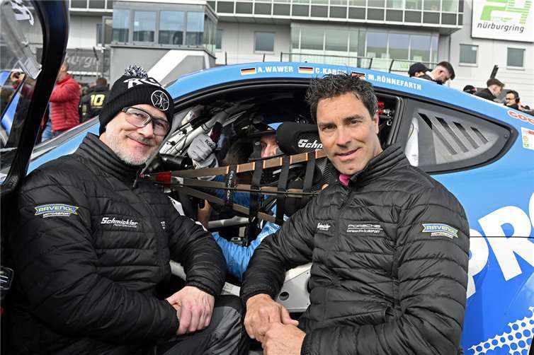 In der SP3T triumphierte Maike Rönnefahrt (r.) mit dem von Schmickler Performance betreuten Porsche 982 Turbo gemeinsam mit Claudius Karch (l.) und Achim Wawer.