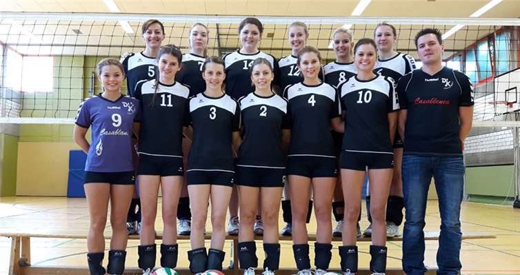 In der Saison 2015/2016 am Start: Nicole Handels, Denise Ramler, Anna Reudelsdorf, Jennifer Munz, Lisa Alef, Anna Suckow (oben von links), Joleen Riske, Miriam Sevenich, Karen Schmitt, Silke Schmitt, Ronja Münch, Ilona Astapowski und Trainer Mario Birk (unten von links). privat