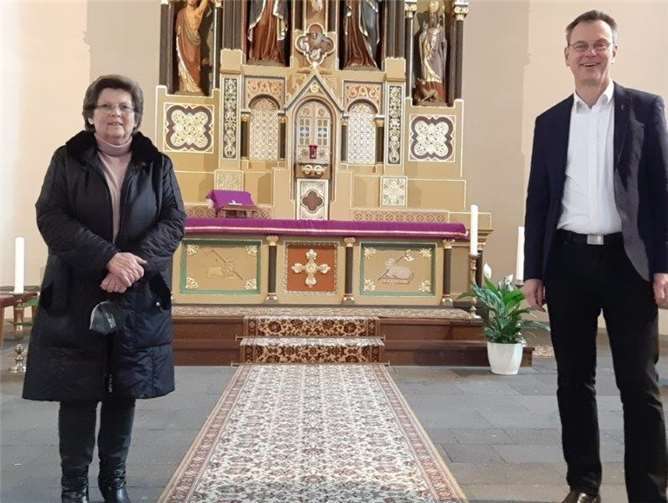 In der Sankt Arnulf Kirche immer wieder anzutreffen: Monika Leinz und Pfarrer Norbert Missong. Foto: privat