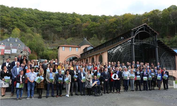 In der Sayner Hütte in Bendorf-Sayn wurden 81 Betriebe aus Rheinland-Pfalz mit dem Zertifikat „ServiceQualität Deutschland“ / „Reisen für Alle“ vom rheinland-pfälzischen Wirtschaftsminister Dr. Volker Wissing ausgezeichnet. Foto: Godehard Juraschek/RPT