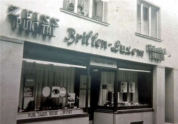 In der Schafbachstraße hat 1953 alles begonnen: die Schaufensterfront von Brillen Luxem in den 1960er-Jahren.