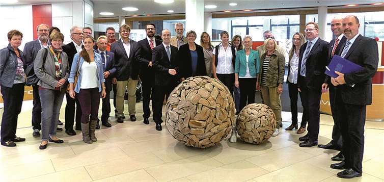 In der Schalterhalle der Kreissparkassen-Hauptstelle trafen sich Mitglieder des Arbeitskreises und der Bank-Leitung. WM