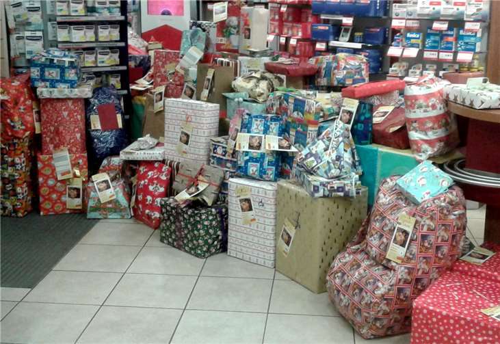 In der Schlossapotheke können die Geschenke noch bis zum 18. Dezember abgegeben werden. PS