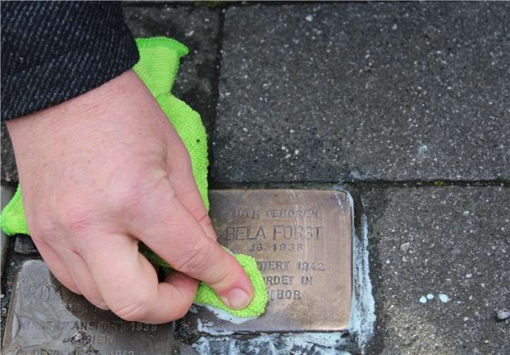 In der Schloßstraße kamen die Reinigungssets bereits zum Einsatz.