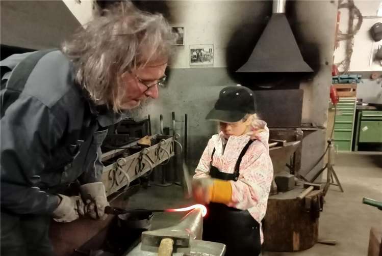 In der Schmiede konnten die Kinder selbst aktiv am Amboss schmieden.  Foto: privat
