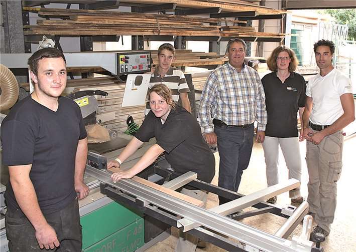 In der Schreinerei Rönnefarth in Dernau trafen sich die beteiligten Betriebe und zogen Bilanz. -BÜN-