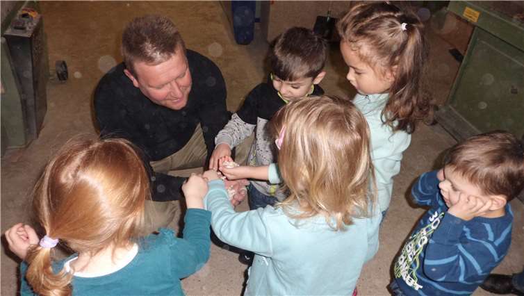 In der Schreinerei Uwe Jüngling bauten die Kinder Holzkisten für den Fußparcours.