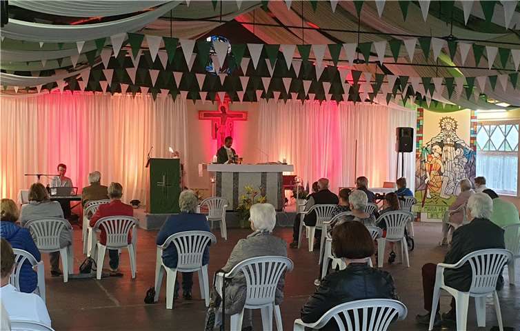 In der Schützenhalle konnte der Gottesdienst stattfinden. Foto: privat