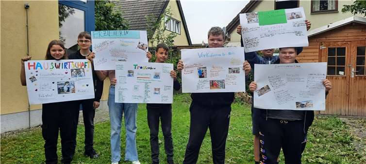 In der Schule eigneten sich Schülerinnen und Schüler betriebsspezifisches Wissen rund um Arbeitsschutz und Verhaltensregeln an und sie übten in Rollenspielen mögliche Gesprächssituationen. Foto: privat