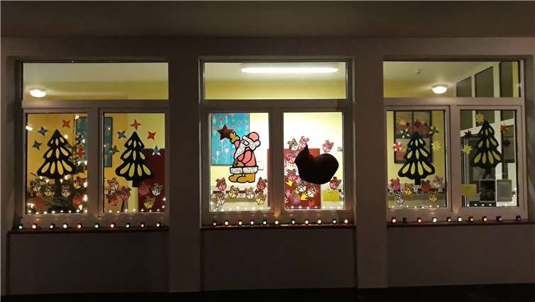 In der Schule wurde ein tolles Adventsfenster gestaltet.privat
