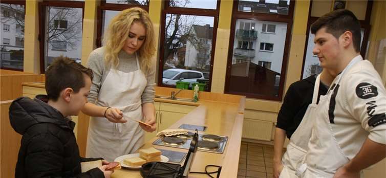 In der Schulküche gab es eine kleine Stärkung für zwischendurch. Erfahrene Hauswirtschaftsschüler assistierten bei den Sandwich-Toasts.Willi Willig