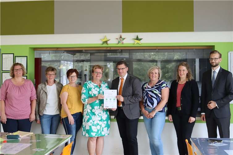 In der Schulmensa in Nentershausen steht das Essen unter drei guten Sternen. Über die Bestätigung der Drei-Sterne-Auszeichnung freuen sich (v.l.) Nina Gippert-Stein (Sander Catering), Bärbel Euler (DLR), Monika Theis (Sander Catering), Cornelia Nagel-Schlitt (Pfarrer-Toni-Sode-Grundschule), Stephan Szasz (Freiherr-vom-Stein-Realschule plus) sowie Regina Stahlhofen, Helene Rörig und Ulrich Richter-Hopprich (VG Verwaltung).  Foto: VG Montabaur