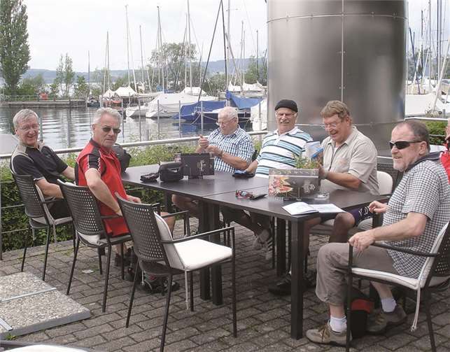 In der Schweiz gönnten sich die Herren ein paar kühle Getränke.