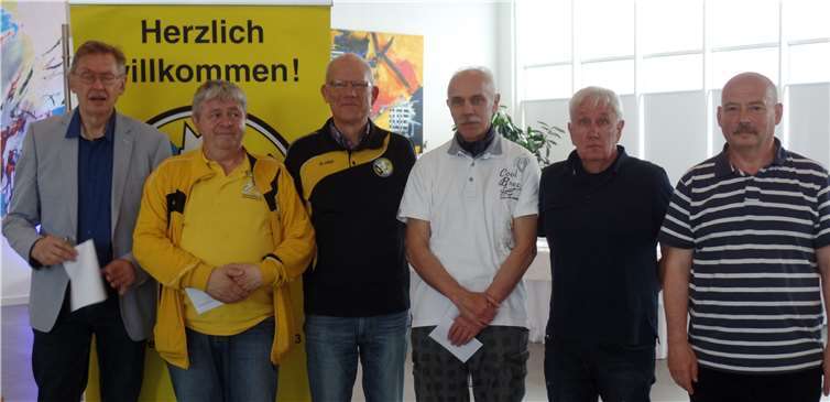 In der Seniorengruppe setzte sich Raman Pak (Oberhausener SV, rechts) vor Hans Lotzien (Godesberger SK, 2. v. r.) und Peter Trzaska (SV Erkenschwick, 2. v. l.) durch.Foto: privat