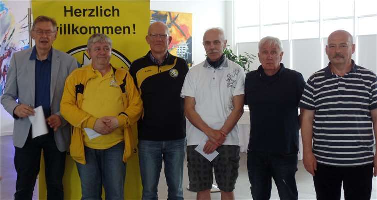 In der Seniorengruppe setzte sich Raman Pak (Oberhausener SV, rechts) vor Hans Lotzien (Godesberger SK, Zweiter von rechts) und Peter Trzaska (SV Erkenschwick, Zweiter von links) durch.Foto: privat