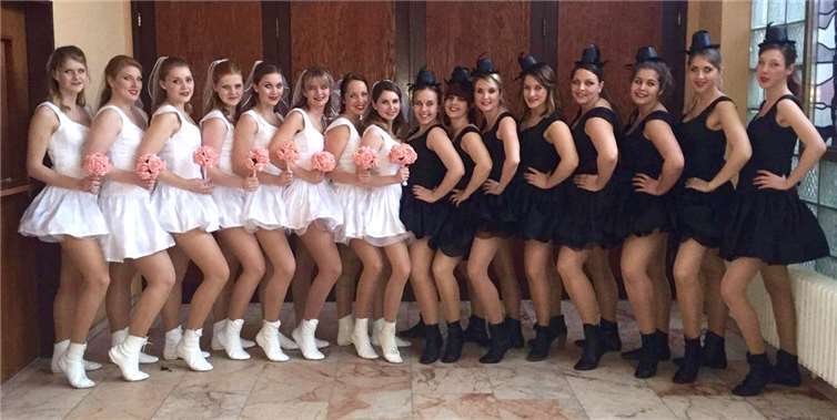 In der Session 2016 traten die Tänzerrinnen als Braut und Bräutigam auf. privat