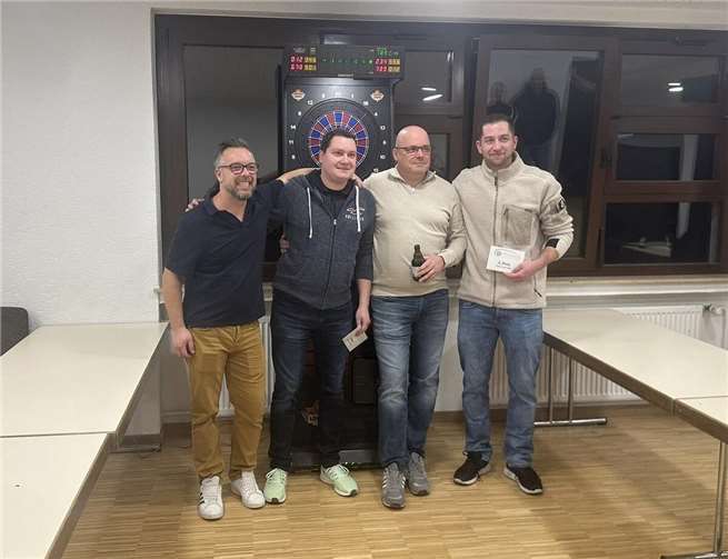 In der Siegerehrung gratulierte Andreas Krause, der 1. Vorsitzende des Fördervereins „Neues Sportgelände Dieblich“ den Finalteilnehmer und überreichte kleine Geldpreise. Foto: privat