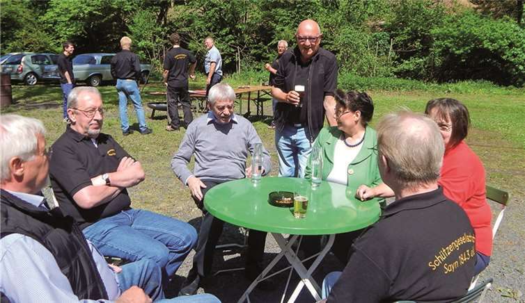 In der Sonne ließen es sich die Besucher gut gehen.