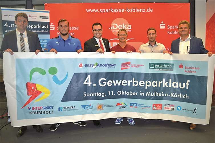 In der Sparkasse Koblenz stellte Geschäftsstellenleiter Thorsten Cron (3. v.l.) gemeinsam mit den weiteren Sponsoren die organisatorischen Rahmenbedingungen des 4. Gewerbeparklaufs vor.GH