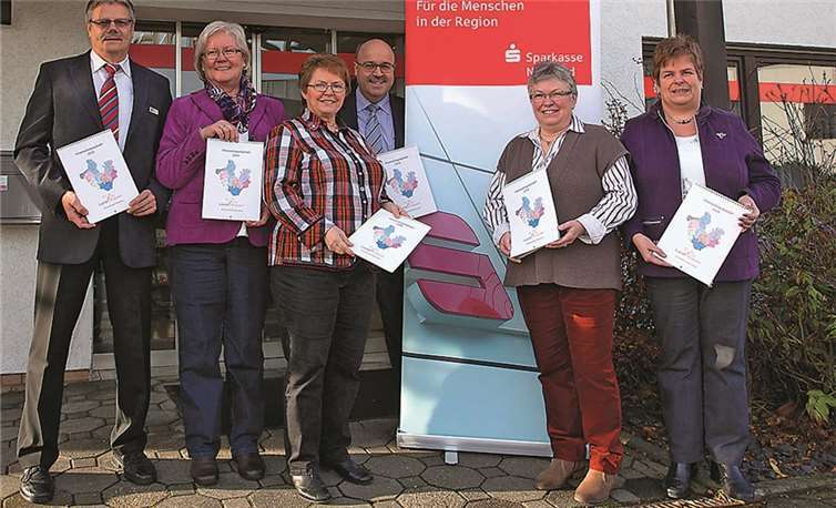In der Sparkassenfiliale in Anhausen präsentierten die Landfrauen ihren Veranstaltungskalender 2014.