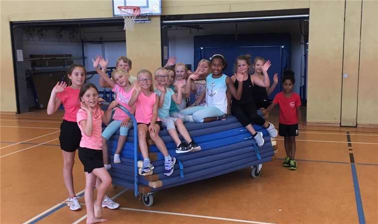 In der Sporthalle wurde ein großer Parcours mit vielen Stationen zur sportlichen Betätigung für die Kids aufgebaut. Fotos: privat