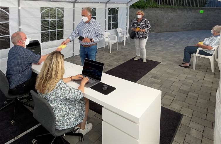 In der St. Anna Apotheke in Nickenich hat man die QR-Code-Vergabe in ein Zelt hinter der Apotheke verlagert. So kann die Arzneimittelversorgung in der Apotheke ungehindert fortgesetzt werden, während im Zelt ausschließlich digitale Impfnachweise ausgestellt werden. Voranmeldungen oder Terminvergaben sind nicht notwendig. Foto: Peter Betz