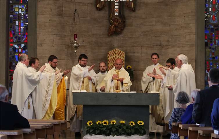 In der St. Lambert-Kirche in Lantershofen haben die zum Priester geweihten Absolventen die Nachprimiz gefeiert. Foto: M. Brandt