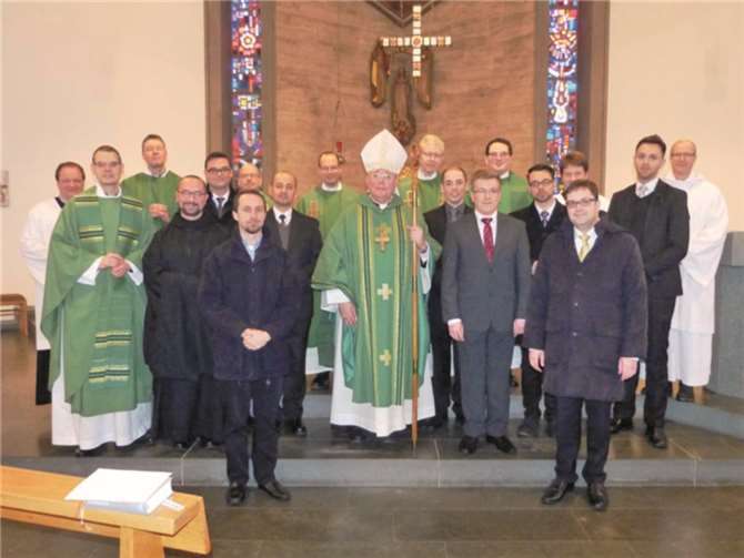 In der St. Lambertus-Kirche in Lantershofen (v.li.): Markus Höfer, Köln; Regens Msgr. Dr. Michael Bollig, Lantershofen; Diakon Stefan Knauf, Aachen; Br. Josef San Torcuato OSB, Benediktinerabtei Dormitio, Jerusalem; Kai Scheffler, Fulda, Martin Saur, Rottenburg-Stuttgart; Subregens Oliver Laufer-Schmitt, Trier; Timo Niegsch, Dresden-Meißen; Spiritual Dr. Christian Hartl, Lantershofen; Erzbischof Jean-Claude Hollerich, Luxemburg; Regens Abbé Patrick Muller, Luxemburg, Vincent De Smet, Luxemburg; Dominik Schmitt, Trier; Subregens Dr. Manuel Schlögl, Lantershofen; Nico Leiter, Dresden-Meißen; Thomas Rudolf, Freiburg; Michael Sankowsky, Rottenburg-Stuttgart; Marcel Müllers, Köln; Br. Daniel Brun CB, Gemeinschaft der Seligpreisungen, Bad Driburg. privat