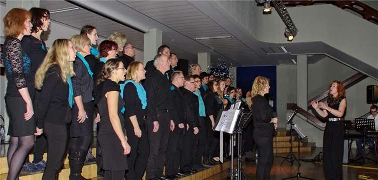 In der St. Thomas Realschule plus begeisterten Voices of Joy ihr Publikum mit einer Mischung aus klassischer Gospelmusik einerseits und modernen Weihnachtstiteln andererseits.