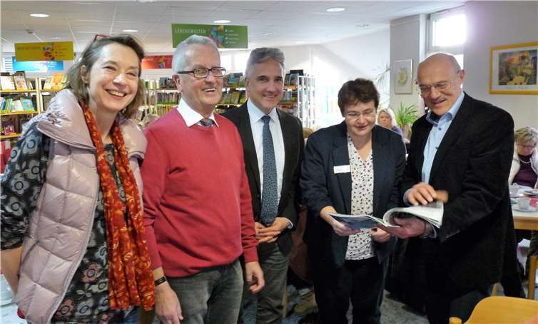 In der Stadtbibliothek Montabaur wurde die landesweite Adventsaktion eröffnet: Mit dabei waren (v.li.n.re.) Dorothea Neitzel vom LBZ, Gerd Frink, erster Stadtbeigeordneter, Dr. Kai-Michael Sprenger, Referent im Ministerium für Wissenschaft, Weiterbildung und Kultur, Klaudia Zude, Leiterin der Stadtbibliothek Montabaur, und Günter Pflaum, stv. Leiter des LBZ. Foto: Stadt Montabaur / Jutta Klöckner