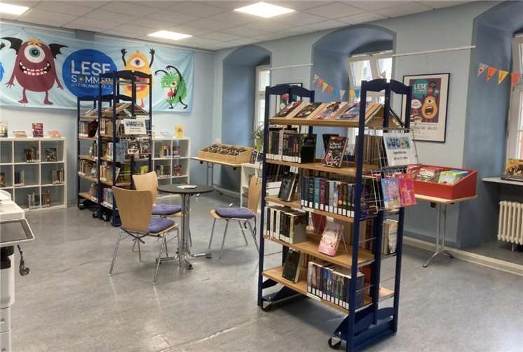 In der Stadtbibliothek Neuwied hat der Lesesommer Einzug gehalten: Bis zum 24. August können 6- bis 16-jährige Deichstädterinnen und Deichstädter hier nach Herzenslust Bücher ausleihen und verschlingen.Foto: Volker Trümper